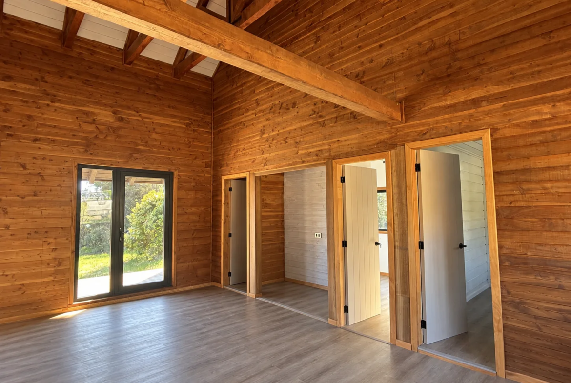 Sala de distribución hacia los dormitorios, en madera nativa