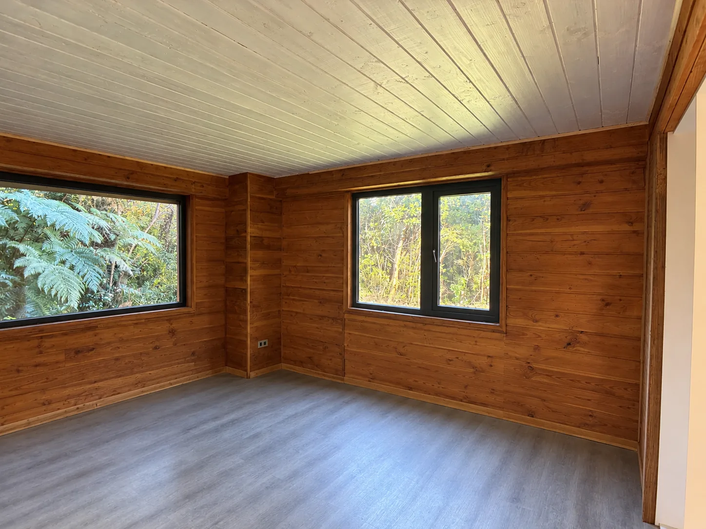 04-dormitorio-ventanales Dormitorio amplio con ventanales en dos muros hacia el bosque