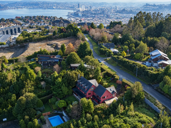 Vista aérea de la casa en venta en Lomas de Reloncaví, con la bahía y la ciudad de Puerto Montt al fondo
