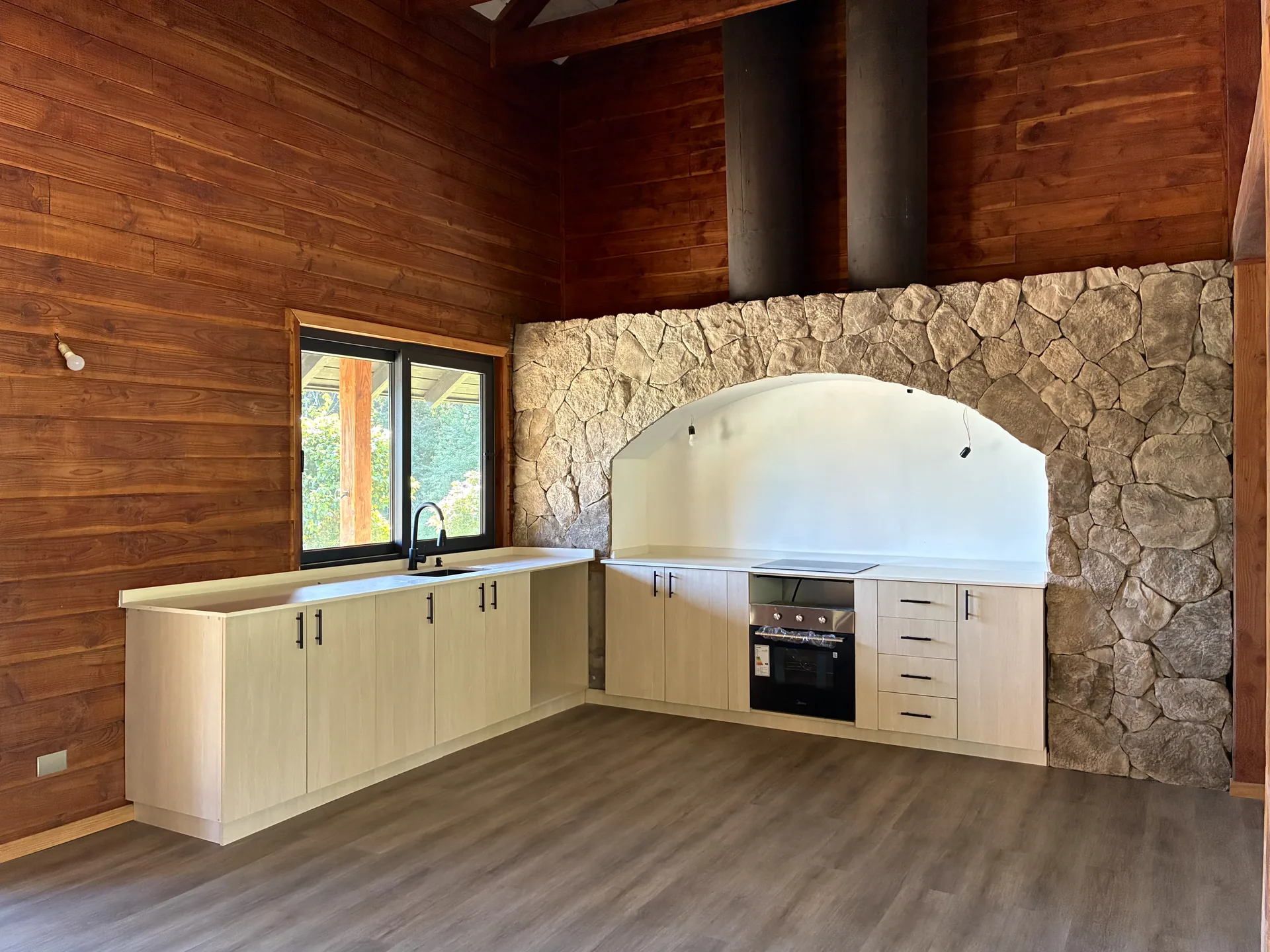 IMG_0360 Cocina integrada al living comedor, con muro de piedra