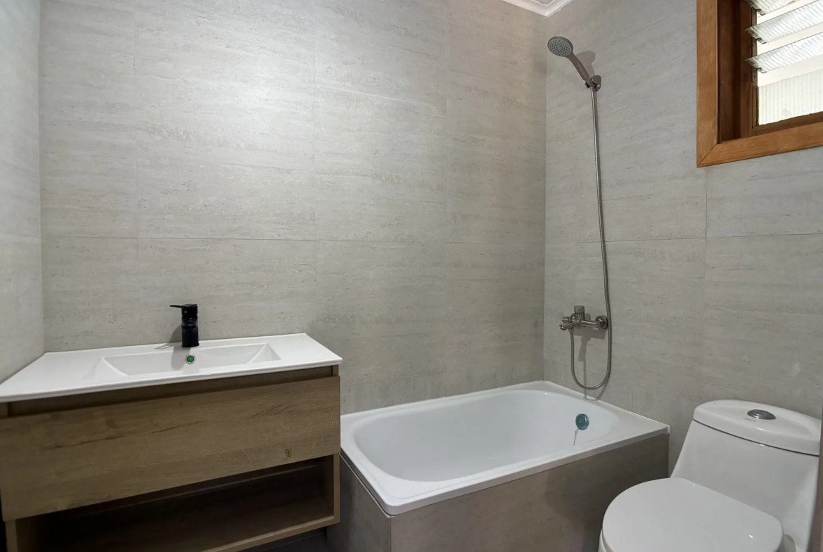 Baño con tina y ventana hacia el exterior