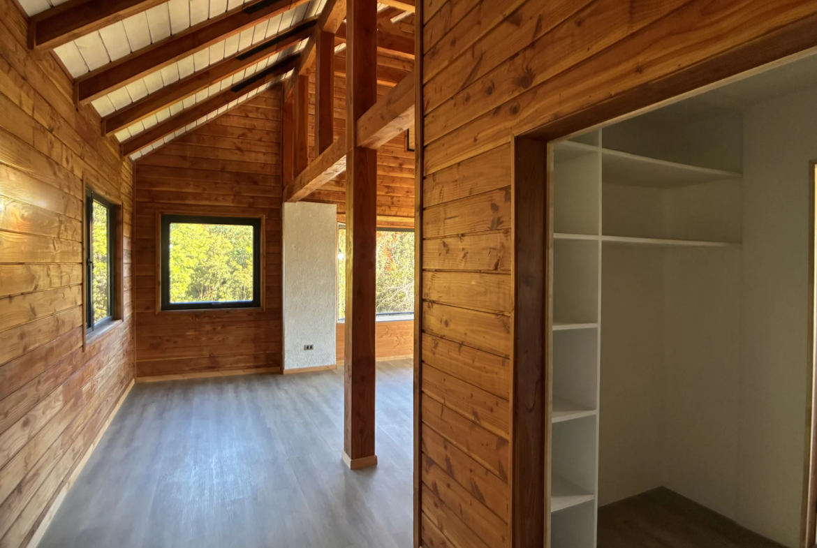 Dormitorio con closet y cielo de madera a la vista