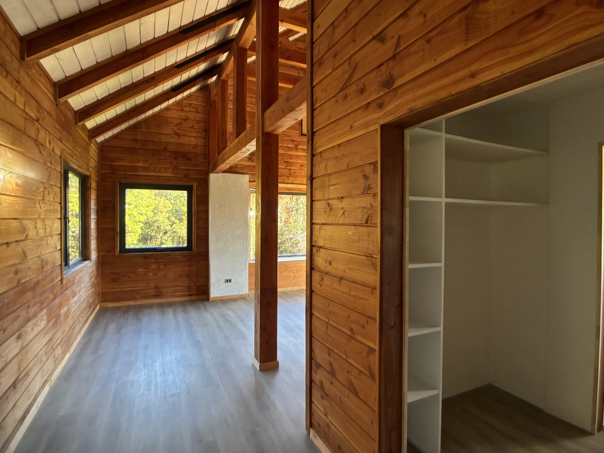 IMG_0379 Dormitorio con closet y cielo de madera a la vista
