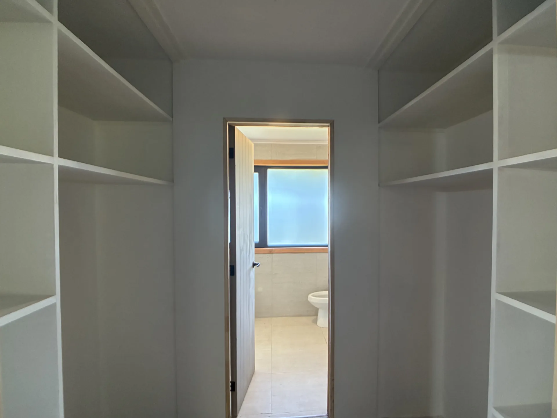 IMG_0380 Walk-in closet del dormitorio principal con acceso al baño