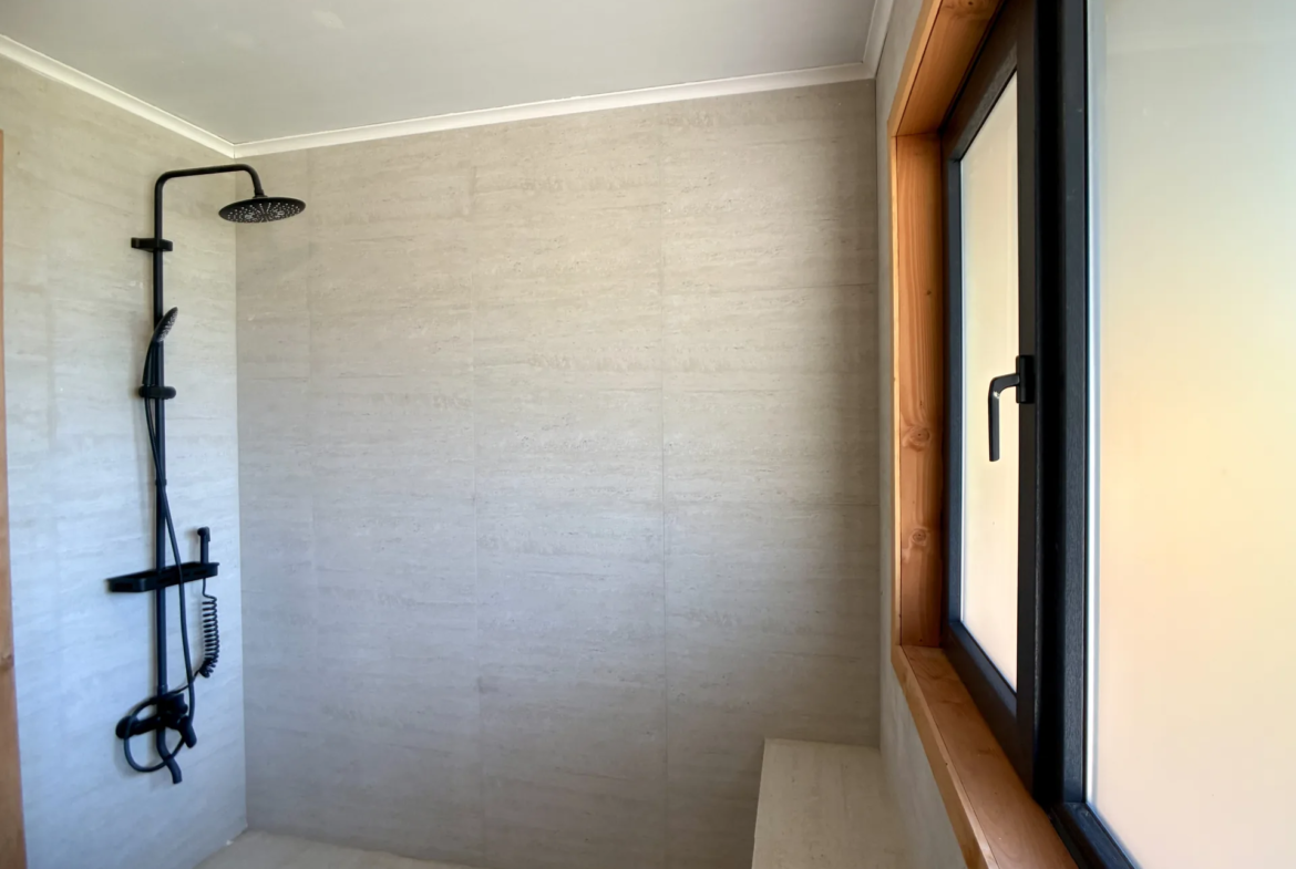 Ducha del baño en suite con grifería negra