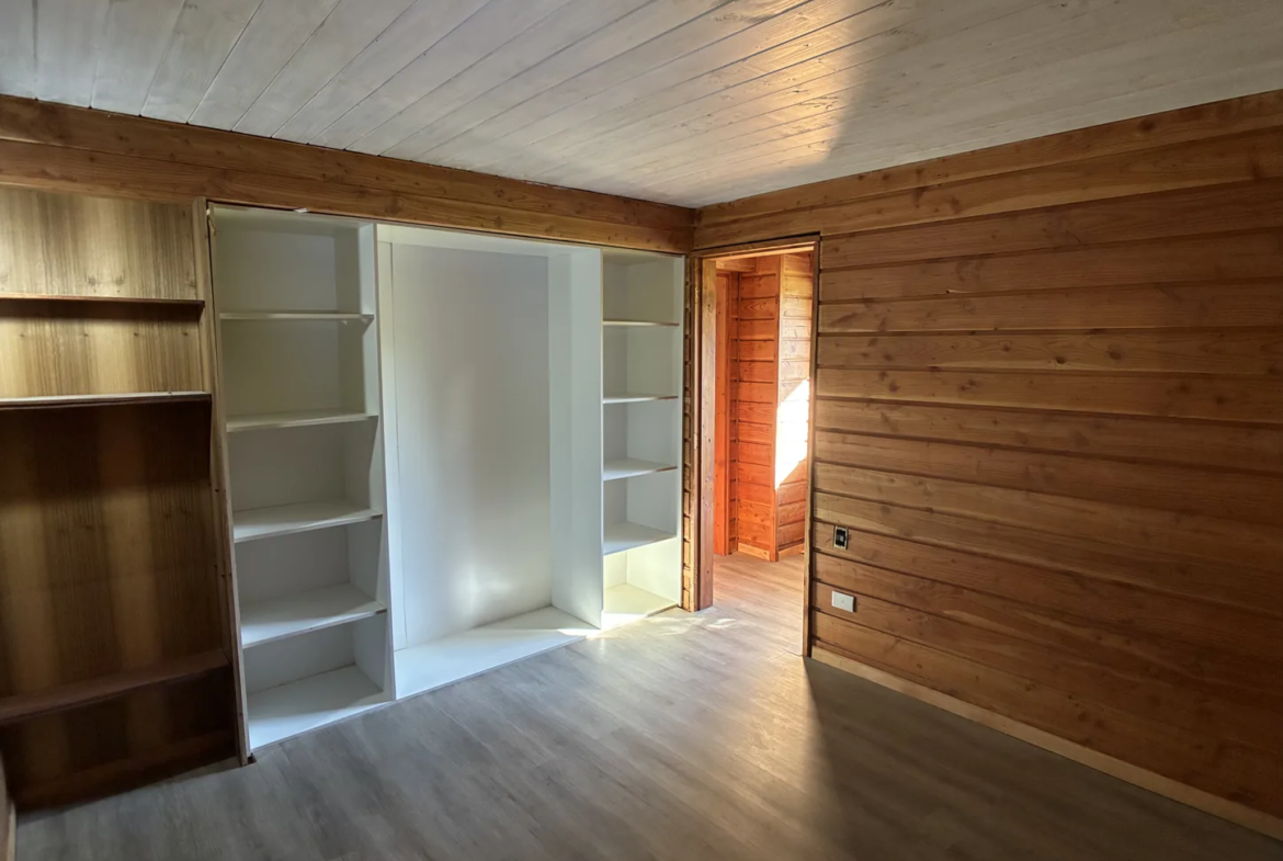 Dormitorio con closet empotrado y revestimiento de madera
