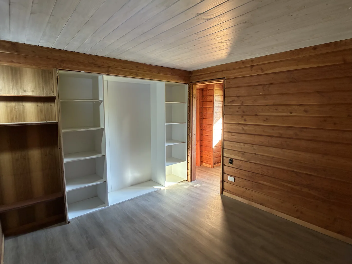 IMG_0400 Dormitorio con closet empotrado y revestimiento de madera
