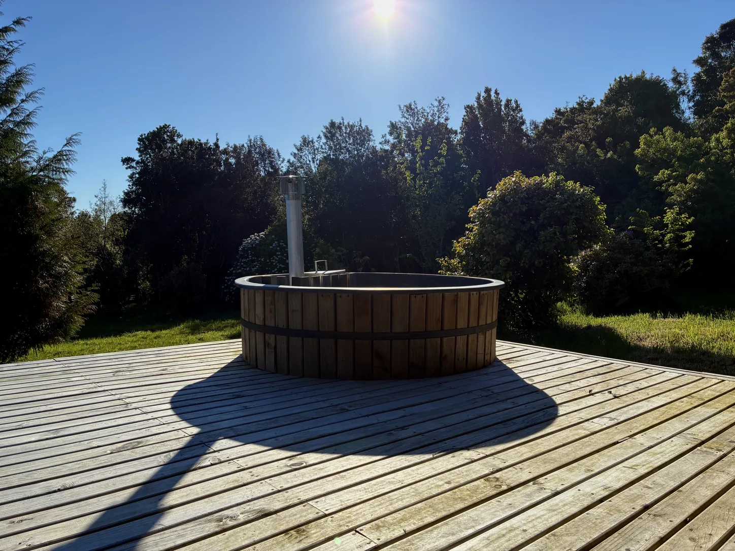 IMG_0406 Tinaja de madera sobre terraza deck con bosque nativo de fondo