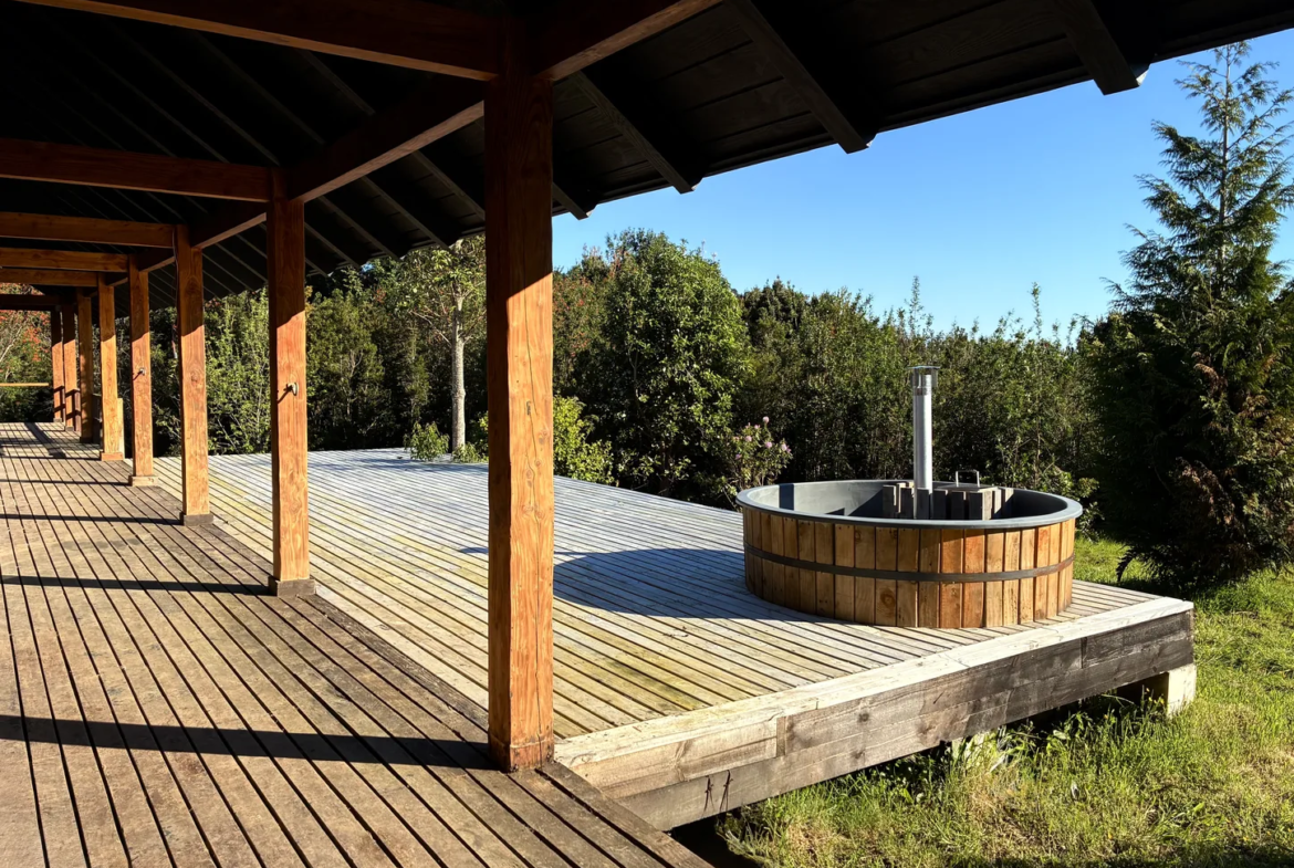 Terraza deck techada con orientación poniente y tinaja