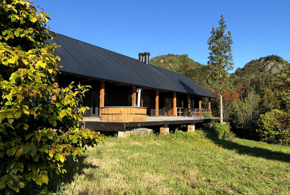 Fachada con terraza deck corrida y bosque nativo, casa en venta en Metri