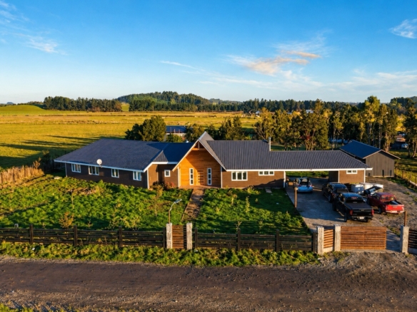 Vista aérea de la casa principal al atardecer en parcela de 5.000 m², Altos de Totoral, Llanquihue